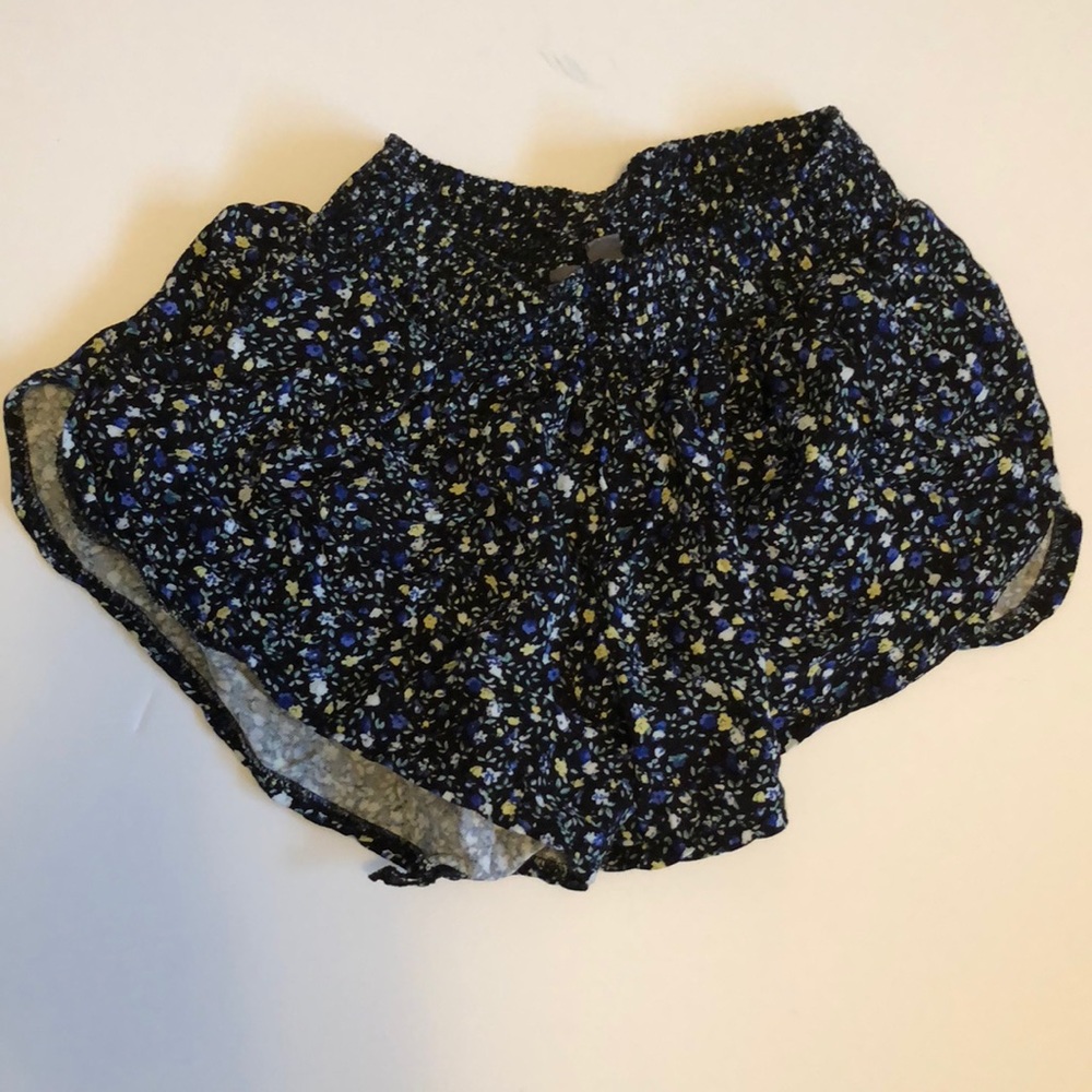 Flowy elastic high waisted floral print shorts